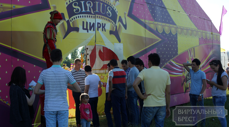 На первое представление цирка в Бресте пригласили около 300 сирот