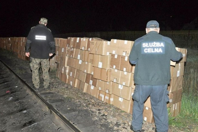 Польские таможенники перехватили рекордный груз контрабандных сигарет из Беларуси