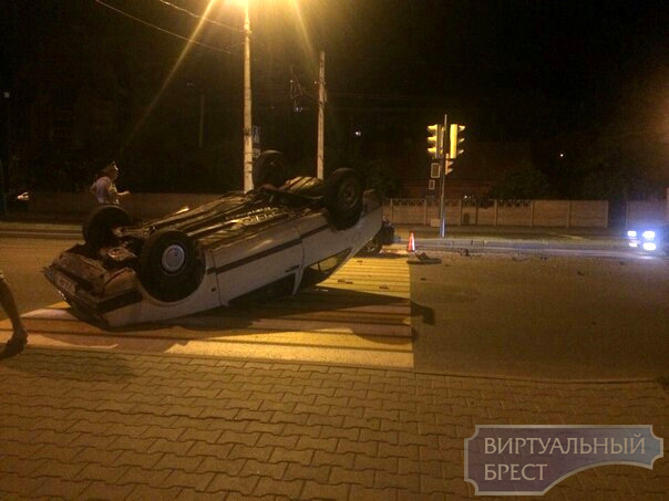 Ночью на Московской перевернулся автомобиль