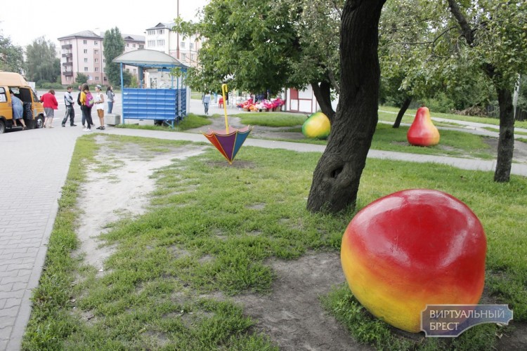 В Бресте появились новые арт-объекты – яркие «зонтики»