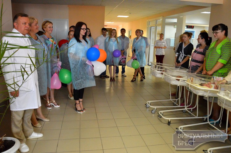 В день рождения Бреста Совет лидеров молодежи Ленинского района поздравил новорожденных