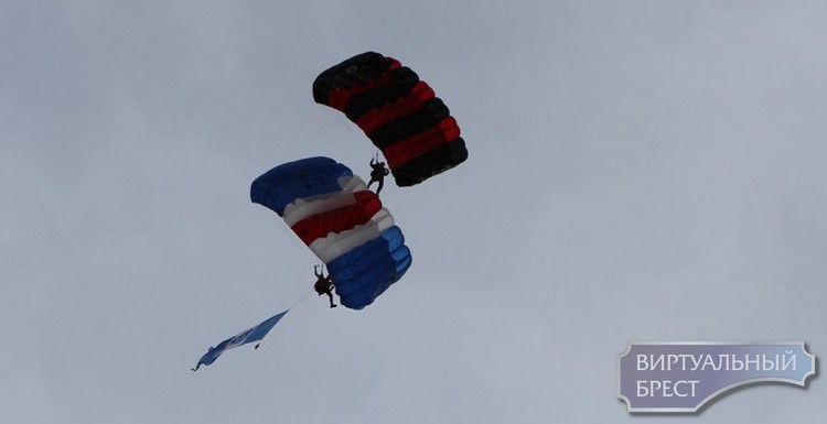 Прыжок с парашютом на "гребном": ведущий Александр Патлис приземлился вблизи сцены