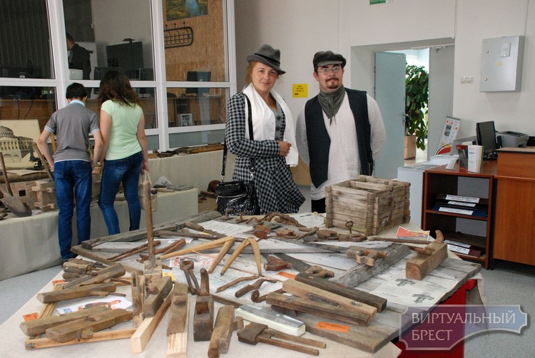 Выставка ретро-инструмента к Дню строителя открылась в Бресте