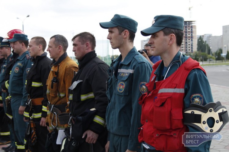 На Брестском гребном канале тушили пожар и спасали постояльцев гостиницы