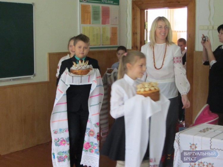 "Хлеб у хаце гаспадар": школьники и родители испекли хлеб в рамках мероприятия