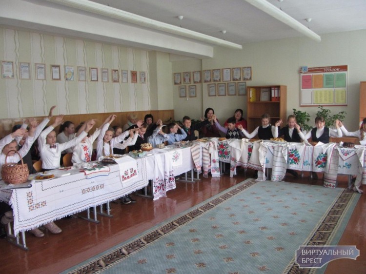 "Хлеб у хаце гаспадар": школьники и родители испекли хлеб в рамках мероприятия