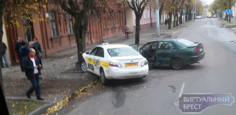На Комсомольской серьёзное ДТП: такси и SEAT