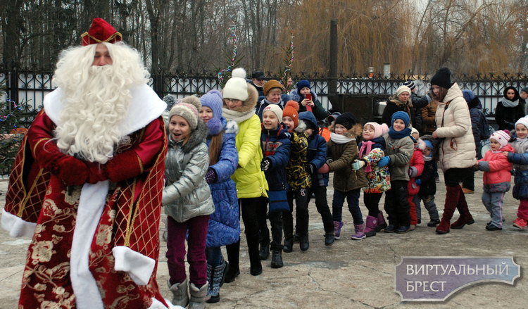 «Резиденция Берестейского Деда Мороза» открылась в парке