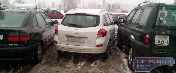 Дедушка Отелло на парковке Евроопта "втиснулся" между двумя автомобилями и повредил их