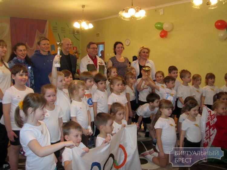 Знаменитые спортсмены Юлия Нестеренко и Борис Исаченко провели «Малые олимпийские игры» в детском садике