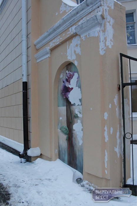 Фотофакт: Возрожденная "роза" в арке на Комсомольской предстала в нелицеприятном виде