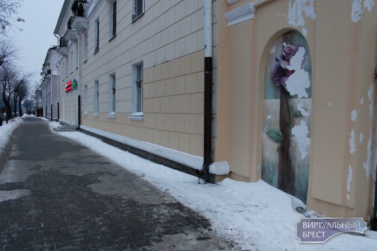 Фотофакт: Возрожденная "роза" в арке на Комсомольской предстала в нелицеприятном виде