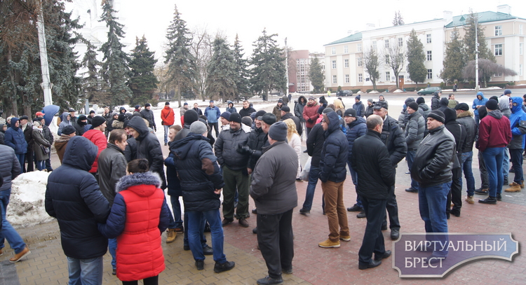 Около ста человек вышли в Бресте на площадь Ленина и высказались против Декрета № 3