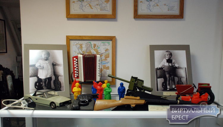 Антикварные игрушки показали на выставке в Музее истории Бреста