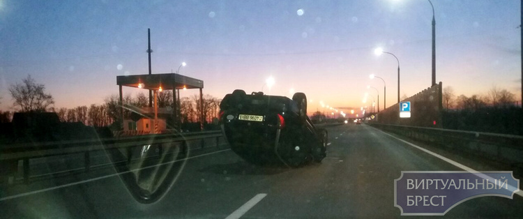 На Набережной автомобиль упал с моста, а в Федьковичах - перевернулся