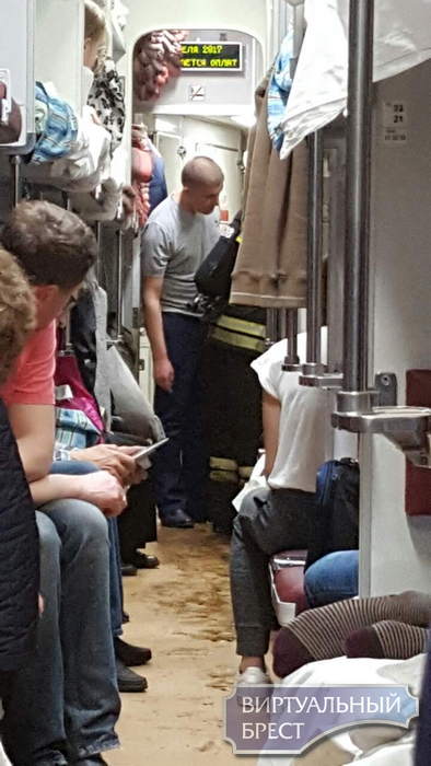 Поезд Москва-Брест на выезде из столицы России столкнулся с пригородной электричкой