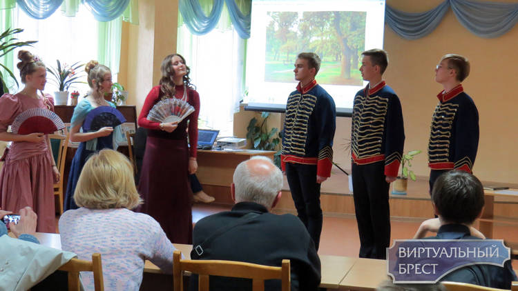 Творческий клуб «Светлояр» и учащиеся СШ № 1 открыли литературную аллею   «Александр Грибоедов»