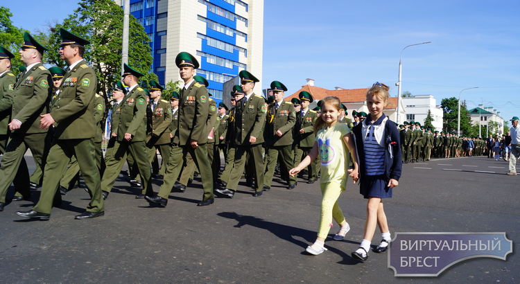 В Бресте пограничники прошли маршем по ул. Ленина с оркестром