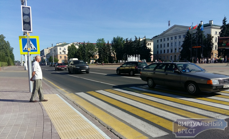 На площади Ленина установлен и работает светофор