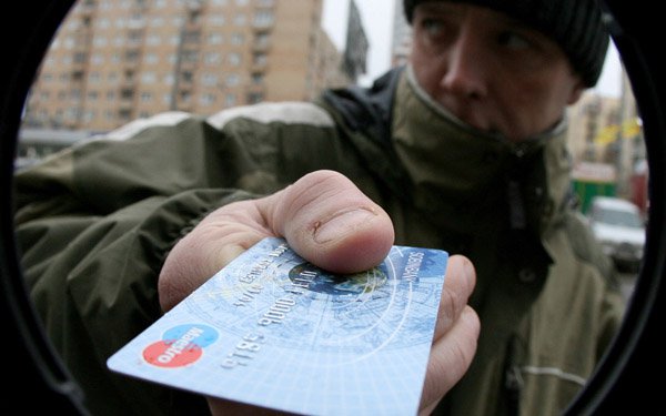 Неизвестный снял с карточки пенсионера 300 рублей. Возбуждено уголовное дело