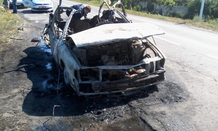 В автомобиле взорвался газовый баллон, произошло возгорание