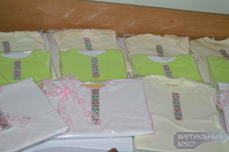 Распашонки-вышиванки подарили активисты БРСМ новорожденным