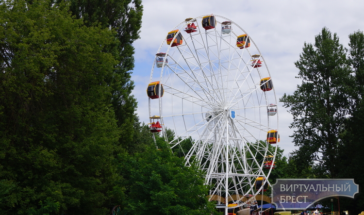 В Брестском парке заработало 40-метровое колесо обозрения