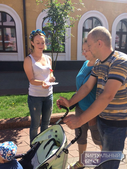 На акции «Семья всему начало»в Бресте прохожим дарили ромашки