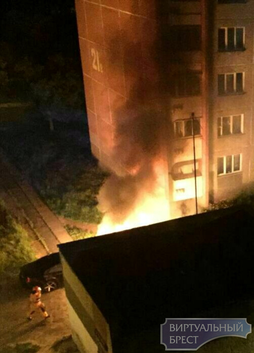 В Бресте сгорел Мерседес S-500, причина пожара устанавливается