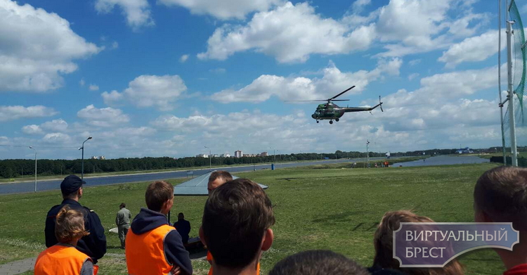 На Гребном канале жителей Бреста катают на вертолёте