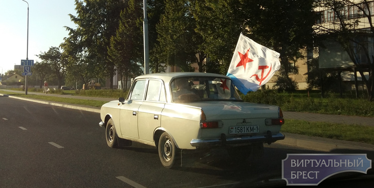 Назад, в СССР? На Москвиче со странным флагом: звезда, серп и молот