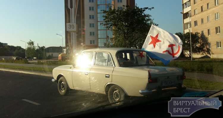 Назад, в СССР? На Москвиче со странным флагом: звезда, серп и молот