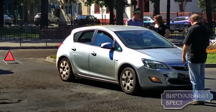 В аварию на площади Свободы попали Opel и Лада