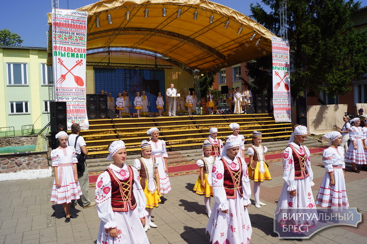 На кулинарном фестивале "Мотальскія прысмакі" за два дня побывало до 10 тыс. гостей