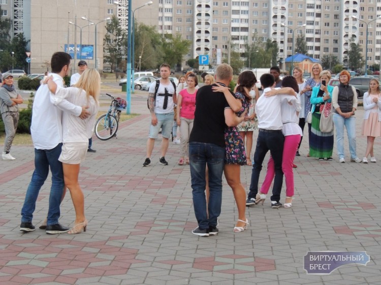 Вечер социальных танцев состоялся впервые на гребном канале