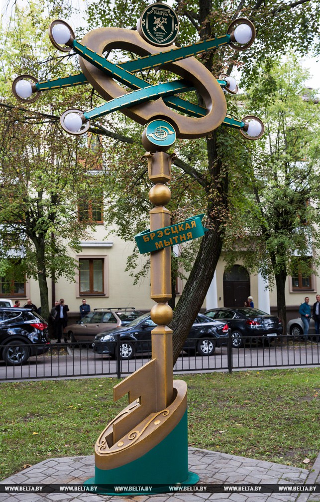 Скульптурная композиция от таможенников украсила аллею фонарей в Бресте