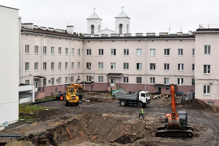 Во дворе больницы скорой помощи на Ленина начались строительные работы