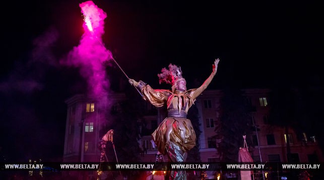 Площадную пантомиму показали на фестивале "Белая вежа"