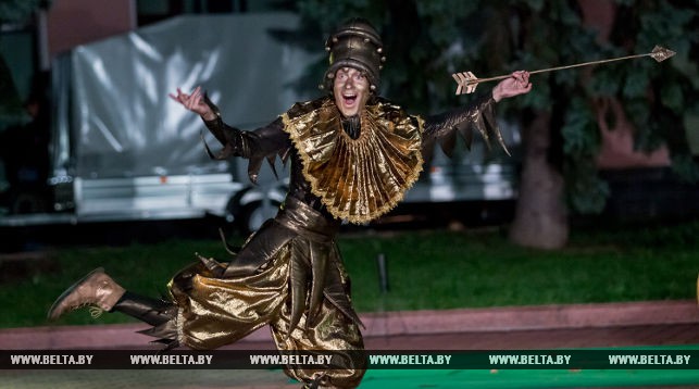 Площадную пантомиму показали на фестивале "Белая вежа"