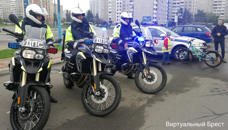 Велопробег в Бресте прошёл в сопровождении мотоциклов ДПС ГАИ