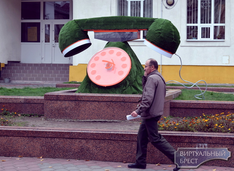 «Зелёный» телефон на ул. Советской на зиму закутали в шубу