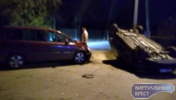 В Кобрине столкнулись два автомобиля, один из них перевернулся