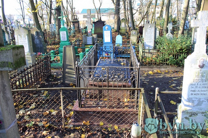 Надгробие украинского писателя Алексея Стороженко реставрировали в Бресте