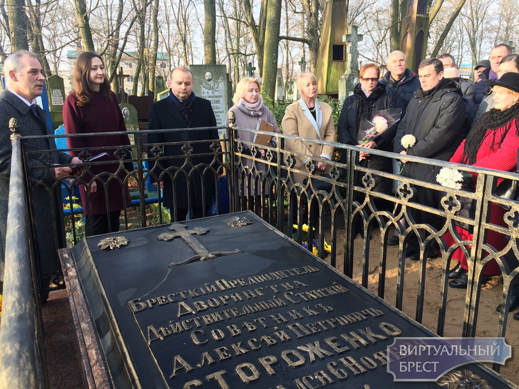 В Бресте возложили цветы к могиле классика украинской литературы Олексы Стороженко