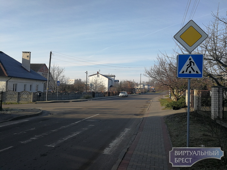 На ул. Есенина изменилось направление "главной дороги"