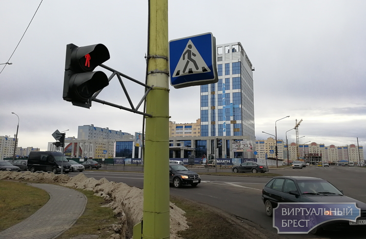На перекрёстке Махновича - Варшавское шоссе меняют осветительные опоры
