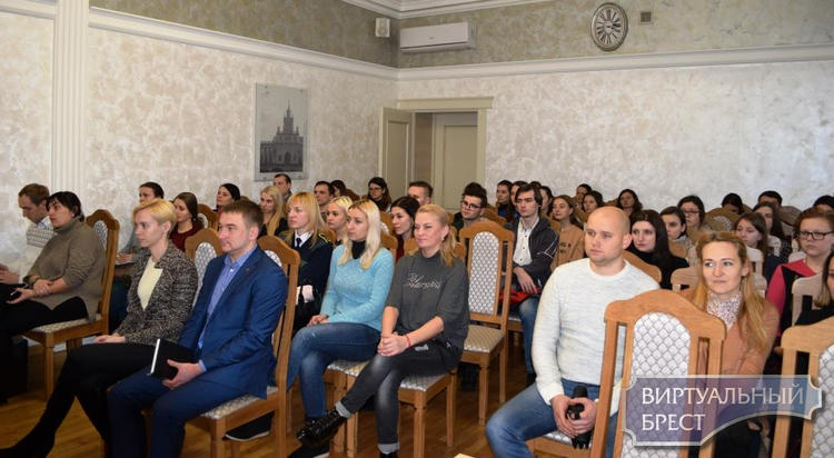 Глава администрации Ленинского района г. Бреста Геннадий Борисюк встретился с молодежным активом района