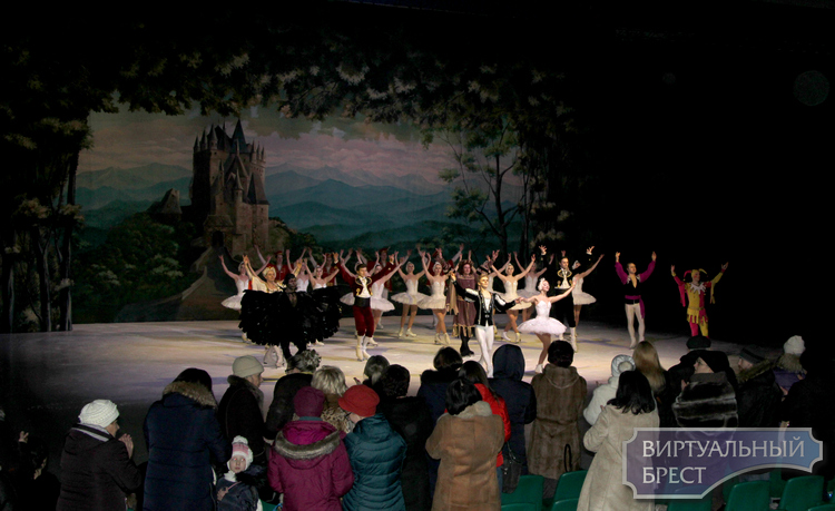 «Лебединое озеро», бессмертный балет на музыку Чайковского представили в Бресте