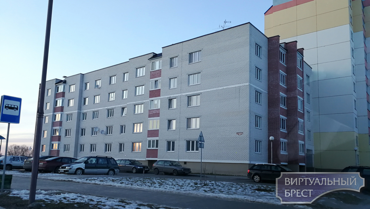 В Бресте разваливается пятиэтажка на ул. Сальникова. Из квартир выселяют жильцов