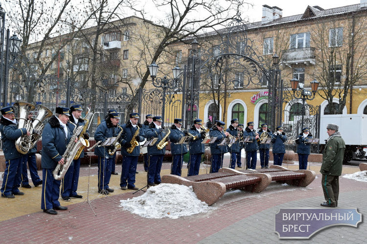 В День защитника Отечества на главной улице Бреста звучал «День Победы»